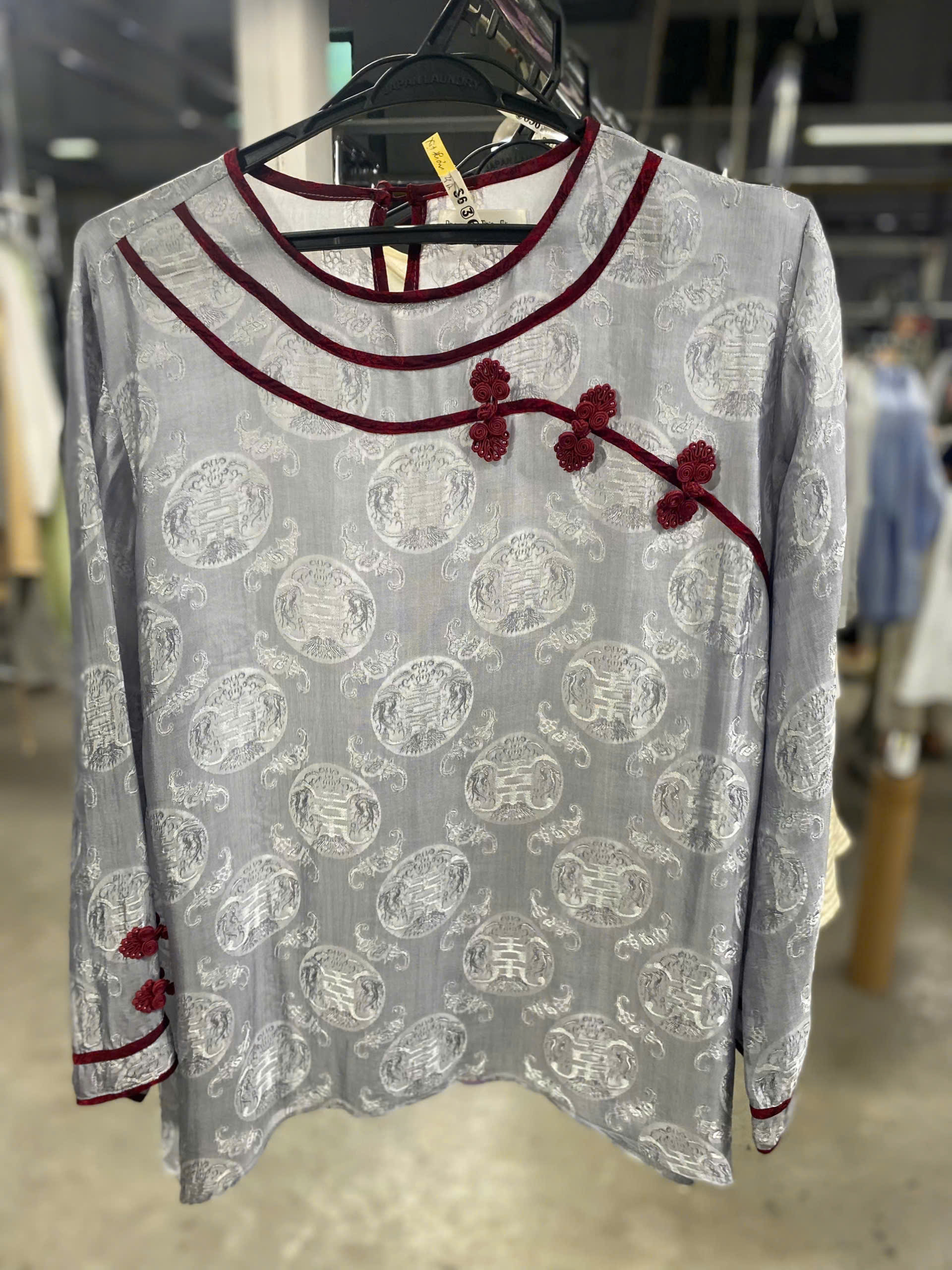 Để giữ áo lụa luôn bền đẹp như mới, giặt khô (giặt hấp) là phương pháp tối ưu nhất.